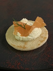 Un blini au saumon fumé